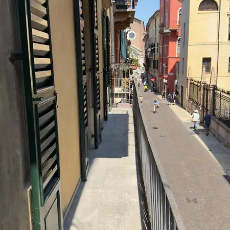 Apartment Piazza Erbe With Balcony *