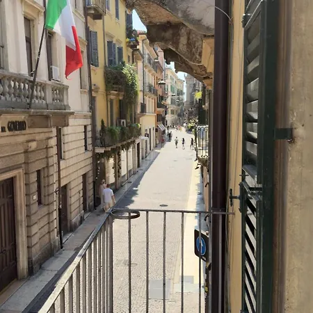Piazza Erbe With Balcony Apartment Verona